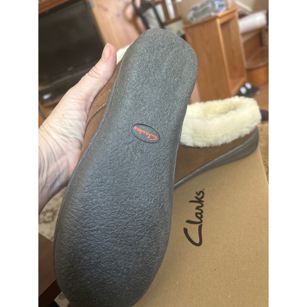 Clarks Wms New in Box Clog Brown Real‎ Suede Faux Fur Indoor/Out Slippers 8M - Picture 3 of 5